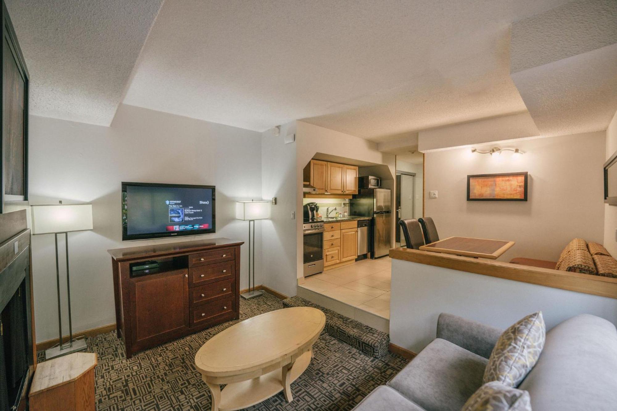Mountain Side Hotel Whistler By Executive Exterior photo