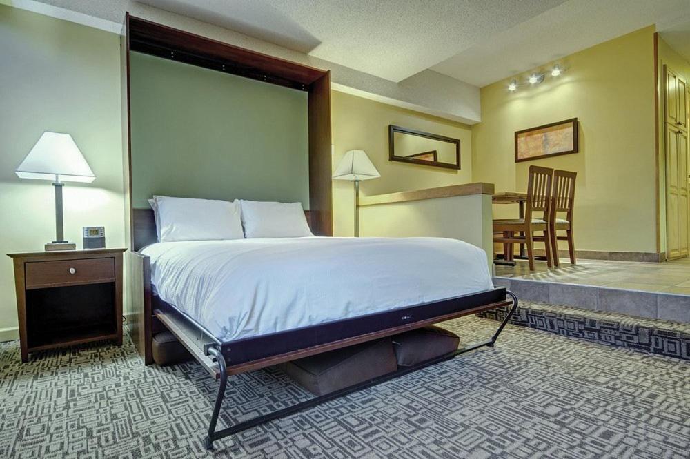 Mountain Side Hotel Whistler By Executive Exterior photo
